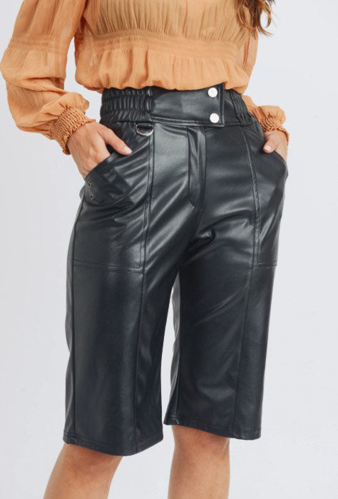 BERMUDA WIDE FAUX LEATHER PANTS