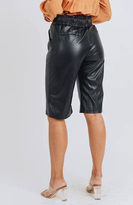 BERMUDA WIDE FAUX LEATHER PANTS