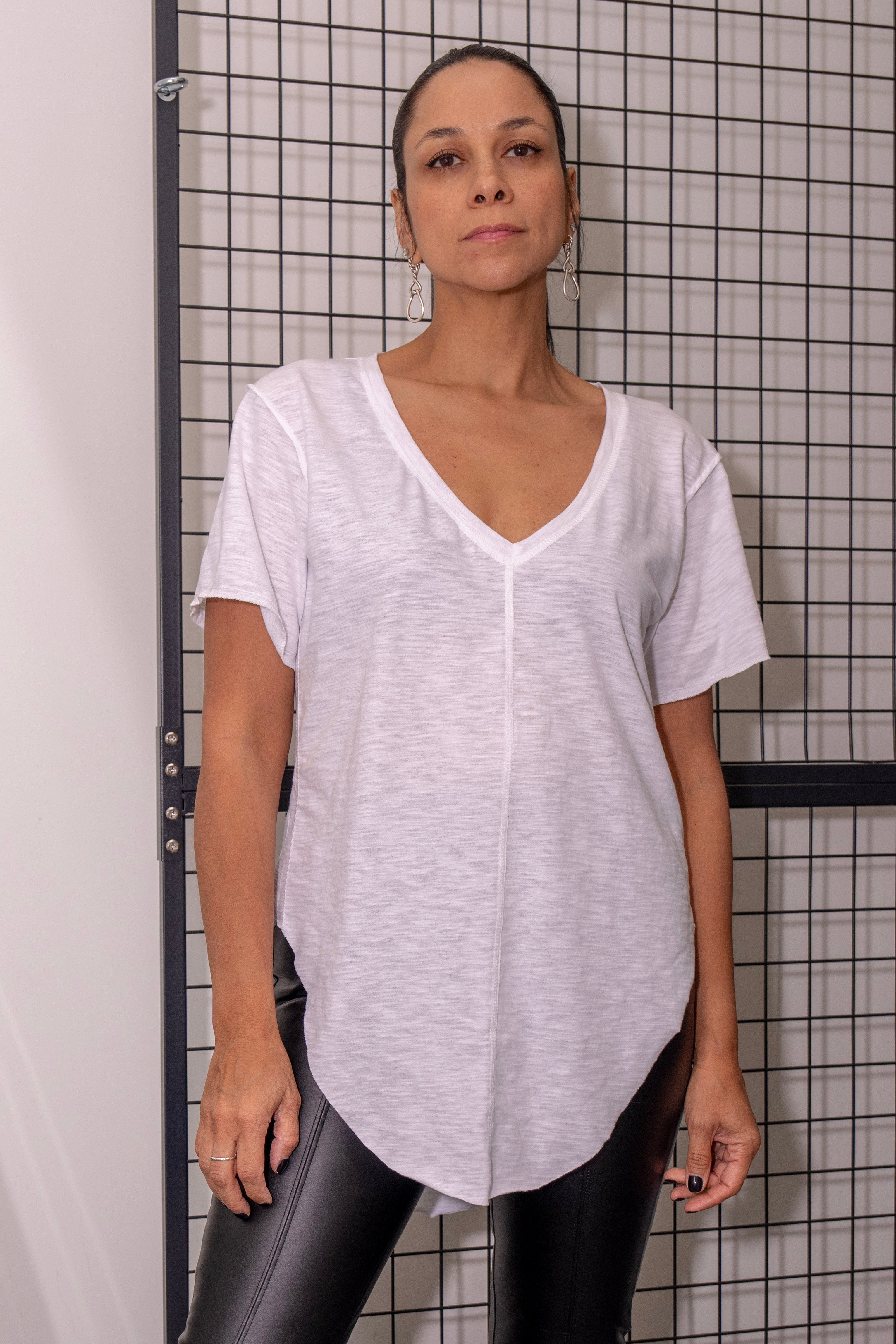 Side Slit Tee SIGNATURE SIDE SLIT COTTON TEE: EFFORTLESS STYLE AND URBAN EDGE – Muse ...